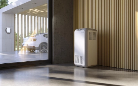 Ein dezenter und sehr formschöner Stromspeicher vor einer dekorativen Holzwand.